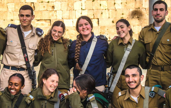Иерусалим, Израиль 28 декабря 2023 года Вступительная церемония для новых выпускников офицерской школы Армии Обороны Израиля. Солдаты приходят из разных батальонов и после двух месяцев обучения назначаются офицерами.