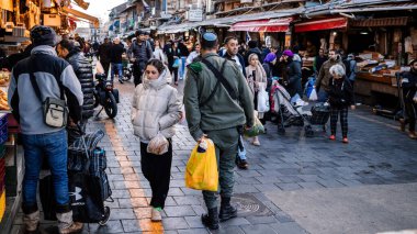 Kudüs, İsrail - 22 Aralık 2023 Mahane Yehuda Pazarı 'nda alışveriş yapan insanlar, genellikle 