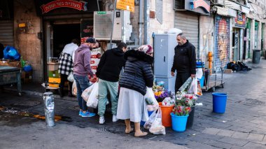 Kudüs, İsrail - 22 Aralık 2023 Mahane Yehuda Pazarı 'nda alışveriş yapan insanlar, genellikle 