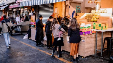 Kudüs, İsrail - 22 Aralık 2023 Mahane Yehuda Pazarı 'nda alışveriş yapan insanlar, genellikle 