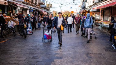 Kudüs, İsrail - 22 Aralık 2023 Mahane Yehuda Pazarı 'nda alışveriş yapan insanlar, genellikle 