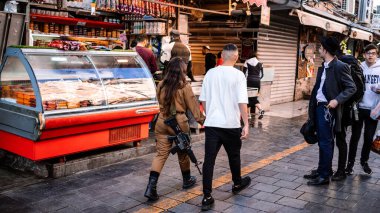 Kudüs, İsrail - 22 Aralık 2023 Mahane Yehuda Pazarı 'nda alışveriş yapan insanlar, genellikle 