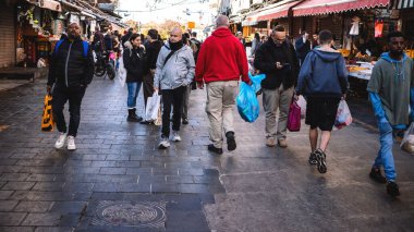 Kudüs, İsrail - 22 Aralık 2023 Mahane Yehuda Pazarı 'nda alışveriş yapan insanlar, genellikle 