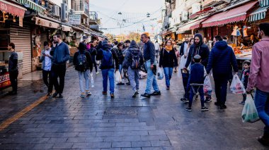 Kudüs, İsrail - 22 Aralık 2023 Mahane Yehuda Pazarı 'nda alışveriş yapan insanlar, genellikle 