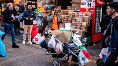 Kudüs, İsrail - 22 Aralık 2023 Mahane Yehuda Pazarı 'nda alışveriş yapan insanlar, genellikle 