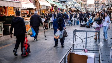 Kudüs, İsrail - 22 Aralık 2023 Mahane Yehuda Pazarı 'nda alışveriş yapan insanlar, genellikle 