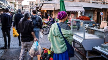 Kudüs, İsrail - 22 Aralık 2023 Mahane Yehuda Pazarı 'nda alışveriş yapan insanlar, genellikle 