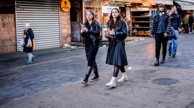 Kudüs, İsrail - 22 Aralık 2023 Mahane Yehuda Pazarı 'nda alışveriş yapan insanlar, genellikle 