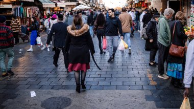 Kudüs, İsrail - 22 Aralık 2023 Mahane Yehuda Pazarı 'nda alışveriş yapan insanlar, genellikle 