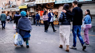 Kudüs, İsrail - 22 Aralık 2023 Mahane Yehuda Pazarı 'nda alışveriş yapan insanlar, genellikle 