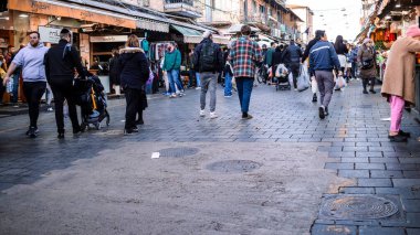 Kudüs, İsrail - 22 Aralık 2023 Mahane Yehuda Pazarı 'nda alışveriş yapan insanlar, genellikle 