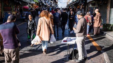 Kudüs, İsrail - 22 Aralık 2023 Mahane Yehuda Pazarı 'nda alışveriş yapan insanlar, genellikle 
