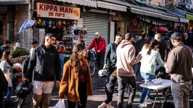 Kudüs, İsrail - 22 Aralık 2023 Mahane Yehuda Pazarı 'nda alışveriş yapan insanlar, genellikle 