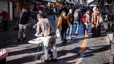Kudüs, İsrail - 22 Aralık 2023 Mahane Yehuda Pazarı 'nda alışveriş yapan insanlar, genellikle 