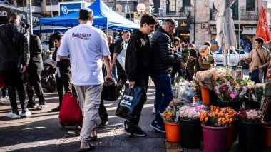 Kudüs, İsrail - 22 Aralık 2023 Mahane Yehuda Pazarı 'nda alışveriş yapan insanlar, genellikle 