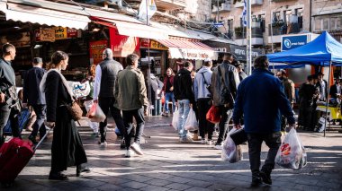 Kudüs, İsrail - 22 Aralık 2023 Mahane Yehuda Pazarı 'nda alışveriş yapan insanlar, genellikle 