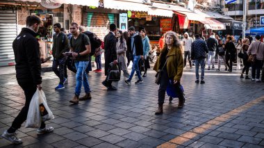 Kudüs, İsrail - 22 Aralık 2023 Mahane Yehuda Pazarı 'nda alışveriş yapan insanlar, genellikle 