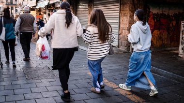 Kudüs, İsrail - 22 Aralık 2023 Mahane Yehuda Pazarı 'nda alışveriş yapan insanlar, genellikle 