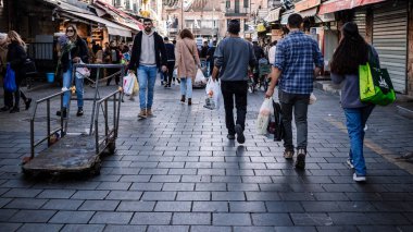 Kudüs, İsrail - 22 Aralık 2023 Mahane Yehuda Pazarı 'nda alışveriş yapan insanlar, genellikle 