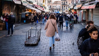Kudüs, İsrail - 22 Aralık 2023 Mahane Yehuda Pazarı 'nda alışveriş yapan insanlar, genellikle 