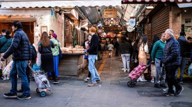 Kudüs, İsrail - 22 Aralık 2023 Mahane Yehuda Pazarı 'nda alışveriş yapan insanlar, genellikle 