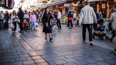 Kudüs, İsrail - 22 Aralık 2023 Mahane Yehuda Pazarı 'nda alışveriş yapan insanlar, genellikle 