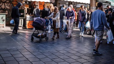 Kudüs, İsrail - 22 Aralık 2023 Mahane Yehuda Pazarı 'nda alışveriş yapan insanlar, genellikle 