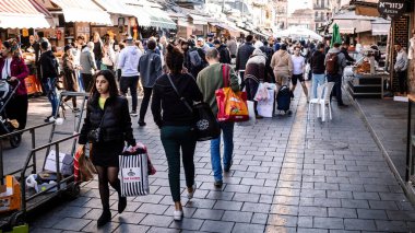Kudüs, İsrail - 22 Aralık 2023 Mahane Yehuda Pazarı 'nda alışveriş yapan insanlar, genellikle 