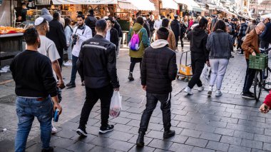 Kudüs, İsrail - 22 Aralık 2023 Mahane Yehuda Pazarı 'nda alışveriş yapan insanlar, genellikle 