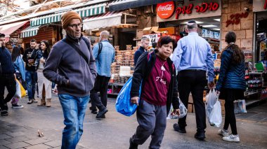 Kudüs, İsrail - 22 Aralık 2023 Mahane Yehuda Pazarı 'nda alışveriş yapan insanlar, genellikle 