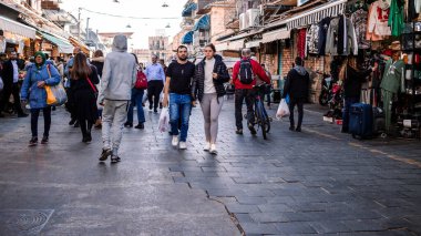Kudüs, İsrail - 22 Aralık 2023 Mahane Yehuda Pazarı 'nda alışveriş yapan insanlar, genellikle 