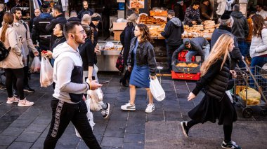 Kudüs, İsrail - 22 Aralık 2023 Mahane Yehuda Pazarı 'nda alışveriş yapan insanlar, genellikle 