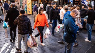 Kudüs, İsrail - 22 Aralık 2023 Mahane Yehuda Pazarı 'nda alışveriş yapan insanlar, genellikle 