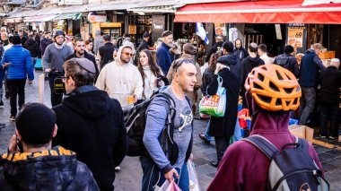 Kudüs, İsrail - 22 Aralık 2023 Mahane Yehuda Pazarı 'nda alışveriş yapan insanlar, genellikle 