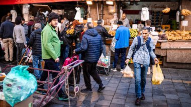 Kudüs, İsrail - 22 Aralık 2023 Mahane Yehuda Pazarı 'nda alışveriş yapan insanlar, genellikle 