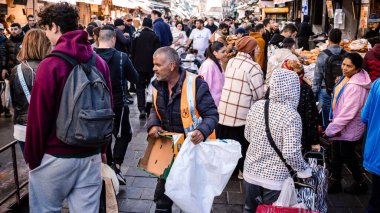 Kudüs, İsrail - 22 Aralık 2023 Mahane Yehuda Pazarı 'nda alışveriş yapan insanlar, genellikle 