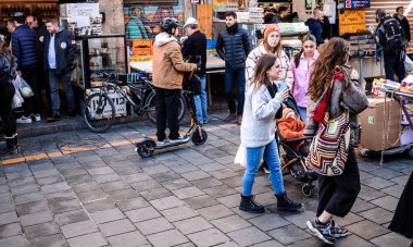 Kudüs, İsrail - 22 Aralık 2023 Mahane Yehuda Pazarı 'nda alışveriş yapan insanlar, genellikle 