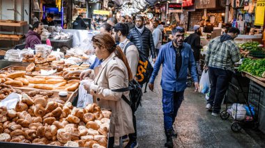 Kudüs, İsrail - 22 Aralık 2023 Mahane Yehuda Pazarı 'nda alışveriş yapan insanlar, genellikle 