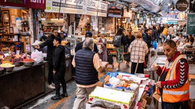 Kudüs, İsrail - 22 Aralık 2023 Mahane Yehuda Pazarı 'nda alışveriş yapan insanlar, genellikle 