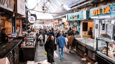 Kudüs, İsrail - 22 Aralık 2023 Mahane Yehuda Pazarı 'nda alışveriş yapan insanlar, genellikle 