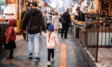 Kudüs, İsrail - 22 Aralık 2023 Mahane Yehuda Pazarı 'nda alışveriş yapan insanlar, genellikle 