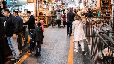 Kudüs, İsrail - 22 Aralık 2023 Mahane Yehuda Pazarı 'nda alışveriş yapan insanlar, genellikle 