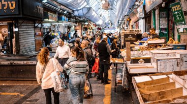 Kudüs, İsrail - 22 Aralık 2023 Mahane Yehuda Pazarı 'nda alışveriş yapan insanlar, genellikle 