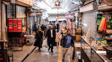 Kudüs, İsrail - 22 Aralık 2023 Mahane Yehuda Pazarı 'nda alışveriş yapan insanlar, genellikle 