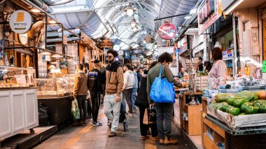 Kudüs, İsrail - 22 Aralık 2023 Mahane Yehuda Pazarı 'nda alışveriş yapan insanlar, genellikle 