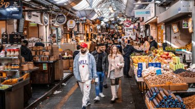 Kudüs, İsrail - 22 Aralık 2023 Mahane Yehuda Pazarı 'nda alışveriş yapan insanlar, genellikle 