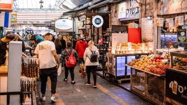 Kudüs, İsrail - 22 Aralık 2023 Mahane Yehuda Pazarı 'nda alışveriş yapan insanlar, genellikle 