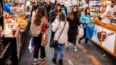 Kudüs, İsrail - 22 Aralık 2023 Mahane Yehuda Pazarı 'nda alışveriş yapan insanlar, genellikle 