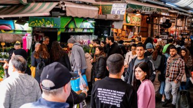 Kudüs, İsrail - 22 Aralık 2023 Mahane Yehuda Pazarı 'nda alışveriş yapan insanlar, genellikle 