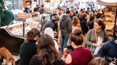 Kudüs, İsrail - 22 Aralık 2023 Mahane Yehuda Pazarı 'nda alışveriş yapan insanlar, genellikle 